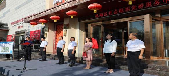 領(lǐng)導(dǎo)揭牌合影