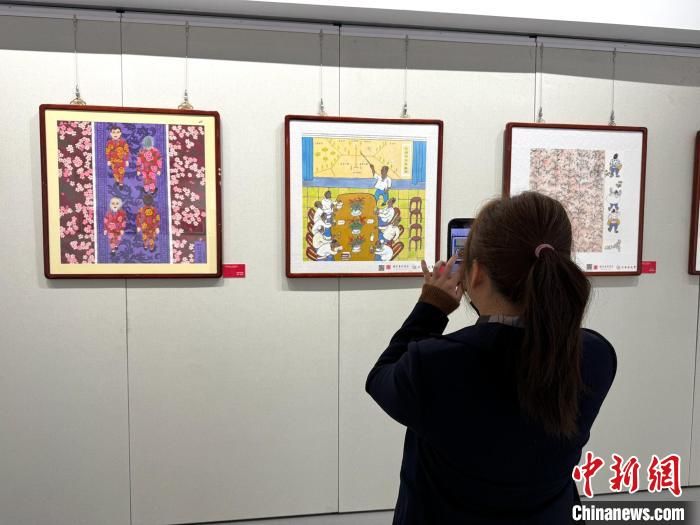圖為民眾參觀農(nóng)民畫作品?！∶疯O瀧 攝