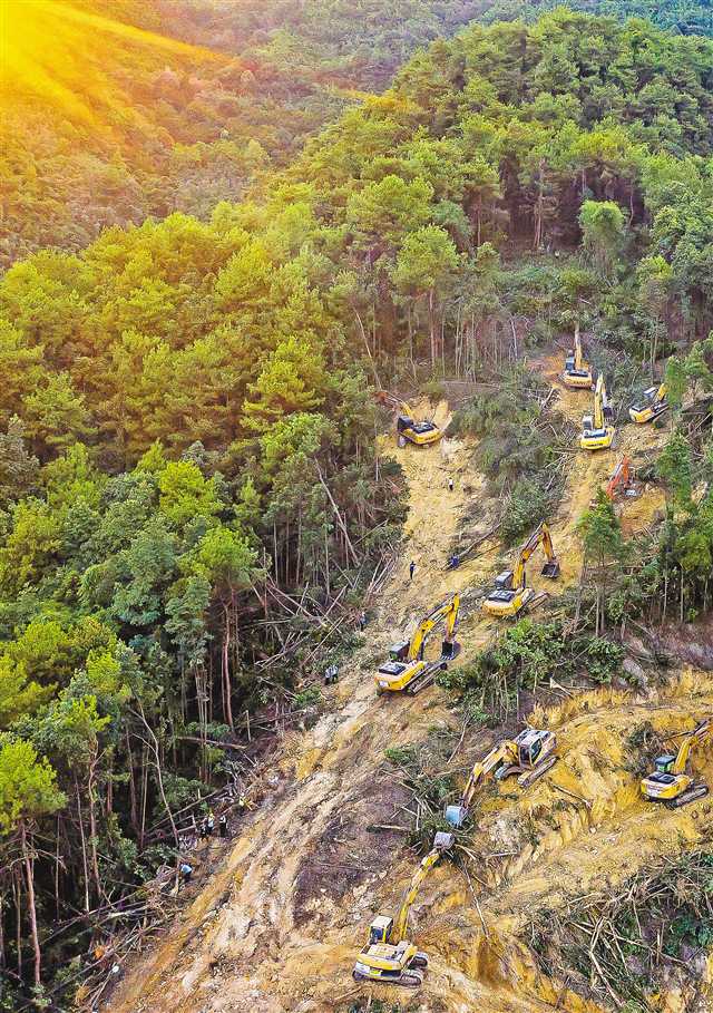 八月二十三日,北碚區(qū)歇馬街道,四號點位防火隔離帶,挖掘機正在挖百米寬的防火隔離帶。首席記者 龍帆 攝\視覺重慶