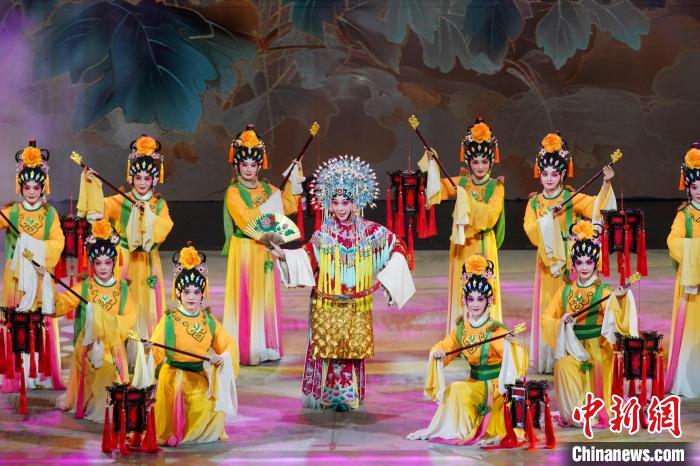 12月8日至12日，第十一屆中國—東盟(南寧)戲劇周在廣西南寧市舉行。圖為粵劇《貴妃醉酒》演出現場。陳冠言 　攝