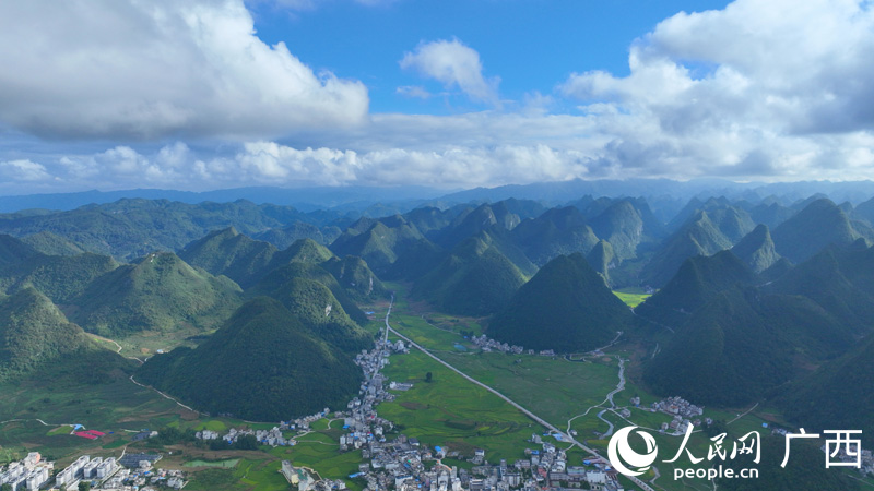 旖旎田園風(fēng)光。人民網(wǎng) 付華周攝 旖旎田園風(fēng)光。人民網(wǎng) 付華周攝