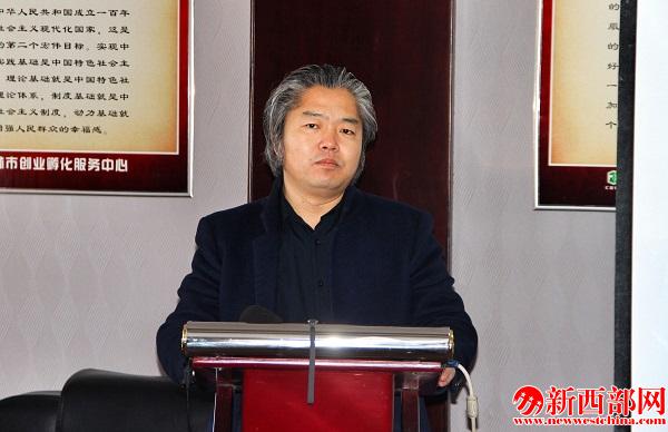 榆林匯智協(xié)同創(chuàng)業(yè)孵化中心董事長楊天恒向記者介紹孵化中??jpg