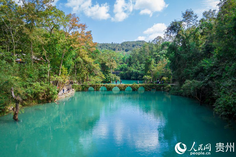航拍荔波小七孔景區(qū)內的七孔古石橋。人民網(wǎng)記者 涂敏攝 航拍荔波小七孔景區(qū)內的七孔古石橋。人民網(wǎng)記者 涂敏攝
