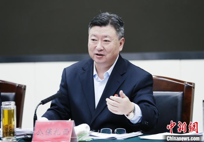 圖為青海省委常委、統(tǒng)戰(zhàn)部長、省政協(xié)黨組副書記公保扎西講話。　馬銘言 攝