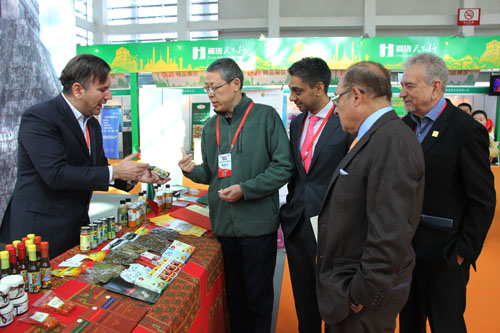 墨西哥參展商代表斯蒂文向采購(gòu)商推介當(dāng)?shù)靥厣Ｑ蛉馀胝{(diào)用品