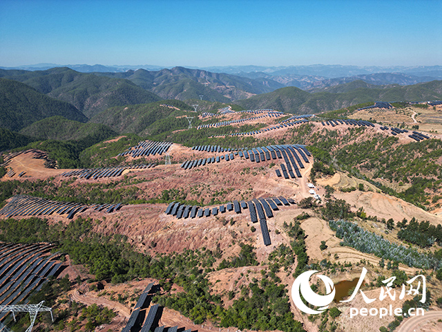 云南南華羅文村的山坡上，一塊塊光伏板連接成片。人民網(wǎng)記者 程浩攝