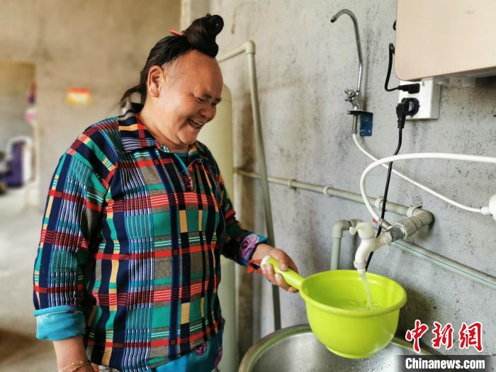 圖為貴州村民家中裝上自來水。(貴州省水利廳供圖) 劉鵬 攝