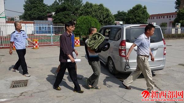 華縣警方將犯罪嫌疑人姚某某移交神木警??jpg