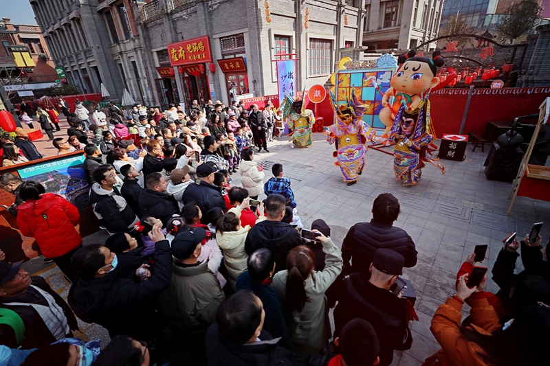 石鼓文化城內(nèi),游人如織。寶雞市委宣傳部供圖