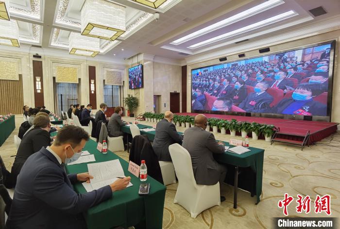 外國駐渝領(lǐng)事官員看重慶“兩會”:見證發(fā)展尋覓機會