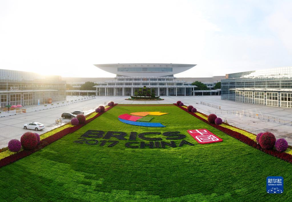 這是布置在廈門國際會展中心廣場上的金磚國家領(lǐng)導人廈門會晤主題花壇(2017年8月24日攝)。新華社記者 姜克紅 攝 這是布置在廈門國際會展中心廣場上的金磚國家領(lǐng)導人廈門會晤主題花壇(2017年8月24日攝)。新華社記者 姜克紅 攝