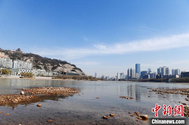 圖為2018年3月中旬，天藍(lán)水清的蘭州黃河岸畔。(資料圖) 楊艷敏 攝