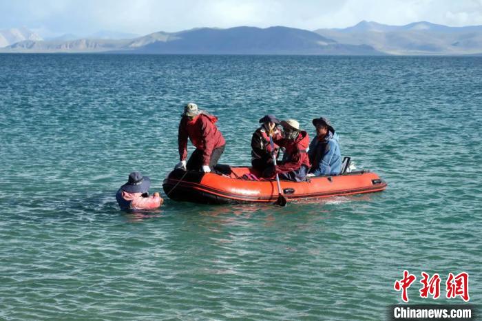 科考隊(duì)員乘充氣快艇考察扎日南木錯(cuò)歸來?！?a target='_blank' >中新社</a>記者 孫自法 攝