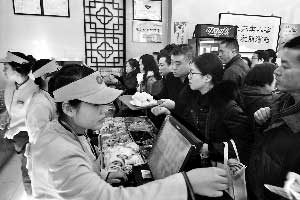 收銀臺(tái)有些招架不住。