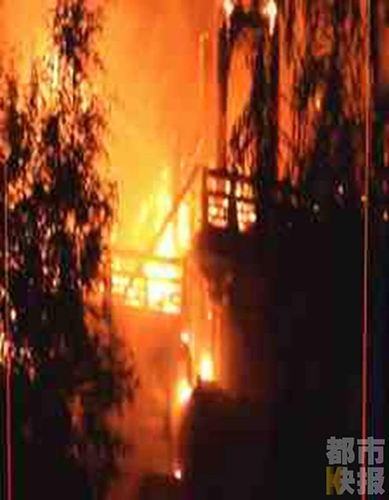 西部網(wǎng)訊(陜西廣播電視臺(tái)《都市快報(bào)》)今天(8月19日)凌晨一點(diǎn)左右，大明宮國(guó)家遺址公園內(nèi)一棟仿古建筑突發(fā)大火，現(xiàn)場(chǎng)濃煙滾滾，數(shù)公里外都能看到火光沖天。