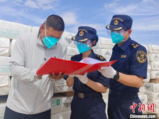 圖為蘭州海關(guān)所屬敦煌機(jī)場(chǎng)海關(guān)關(guān)員對(duì)出口溫石棉開展包裝查驗(yàn)。王博雅 攝
