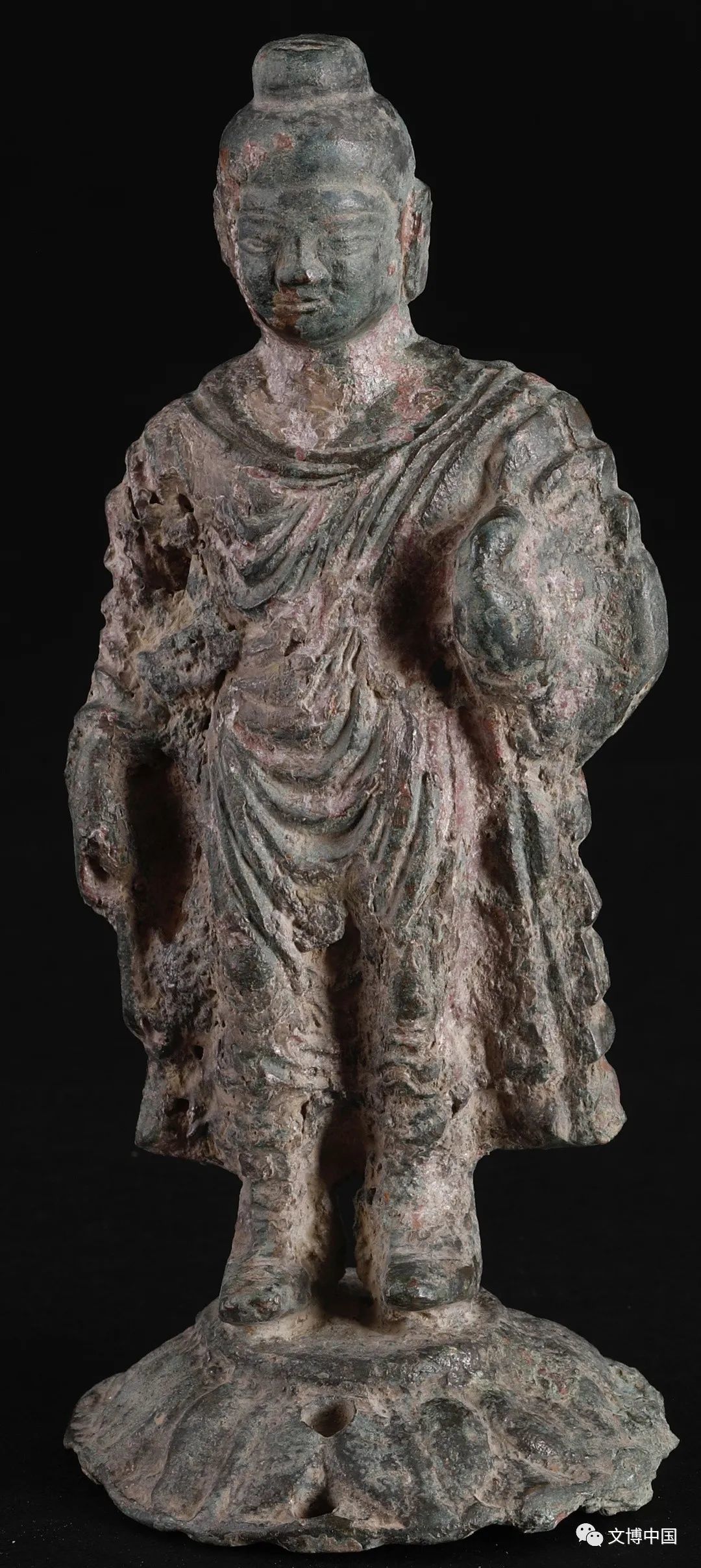 圖3 成任墓地M3015出土的金銅釋迦牟尼立像（正面）