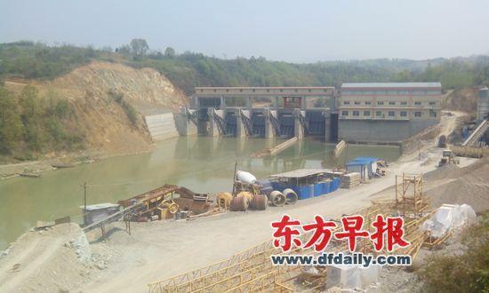 4月20日，停止蓄水后的喬山水電站，肉眼看上去，庫區(qū)水質(zhì)明顯下降。當(dāng)?shù)卮迕穹Q，試蓄水期間，還造成庫區(qū)下游牧馬河斷流。早報(bào)見習(xí)記者 陳興王 圖