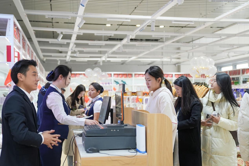 中歐班列進(jìn)口商品（保稅）店內(nèi)，旅客排隊(duì)購買商品。陳喆攝