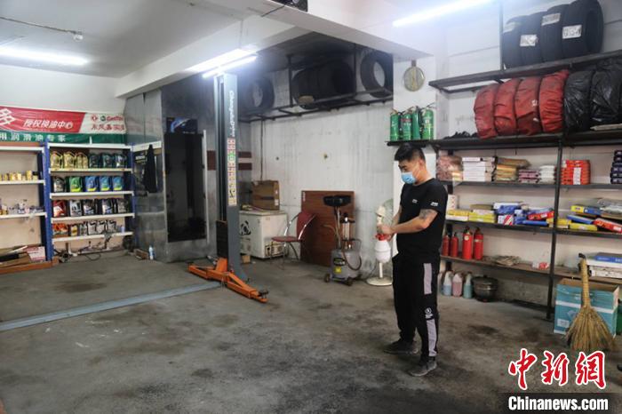 商戶對店面進(jìn)行消殺?！“帑惥?攝