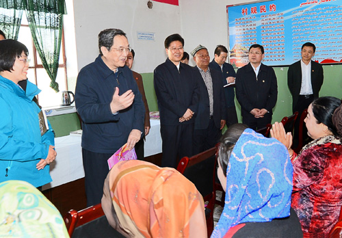 3月26日，俞正聲在喀什市乃則爾巴格鎮(zhèn)的婦女培訓(xùn)班上，了解當(dāng)?shù)丶寄芘嘤?xùn)和勞動(dòng)就業(yè)情況。