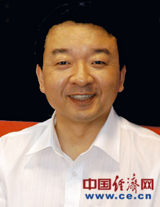 張西明，男，祖籍山東定陶，1965年2月生于遼寧鞍山。法學(xué)博士，中共黨員。國務(wù)院特殊津貼專家。清華大學(xué)等若干院校兼職教授。