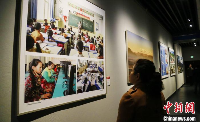 圖為觀眾參觀“跨越昆侖”——青海省脫貧攻堅主題藝術(shù)展。　馬銘言 攝