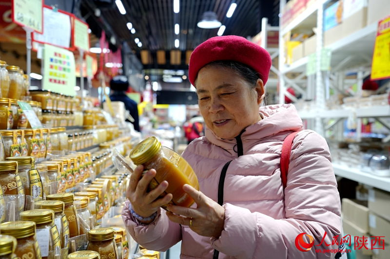 西安市民挑選進(jìn)口食品。人民網(wǎng)記者 賈凱璐攝