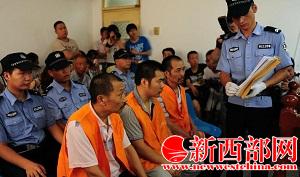 在庭審現(xiàn)場,法警向被告出示證??jpg