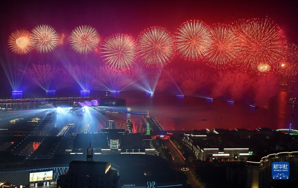 這是在青島舉行的《有朋自遠方來》燈光焰火藝術(shù)表演(2018年6月9日晚攝)。2018年6月9日至10日,上海合作組織成員國元首理事會第十八次會議在青島召開。新華社記者 李紫恒 攝 這是在青島舉行的《有朋自遠方來》燈光焰火藝術(shù)表演(2018年6月9日晚攝)。2018年6月9日至10日,上海合作組織成員國元首理事會第十八次會議在青島召開。新華社記者 李紫恒 攝