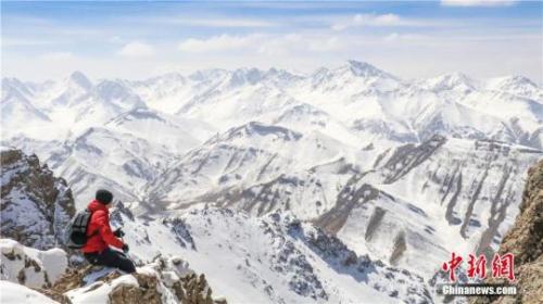 資料圖：圖為2017年4月10日，甘肅肅南境內(nèi)祁連山被一場(chǎng)春雪覆蓋。郎文瑞攝