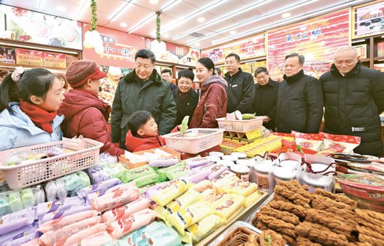 2024年2月1日至2日,中共中央總書記、國家主席、中央軍委主席習近平來到天津,看望慰問基層干部群眾。這是1日下午,習近平在天津古文化街考察時,走進店鋪同現(xiàn)場群眾互動交流。 新華社記者 謝環(huán)馳/攝