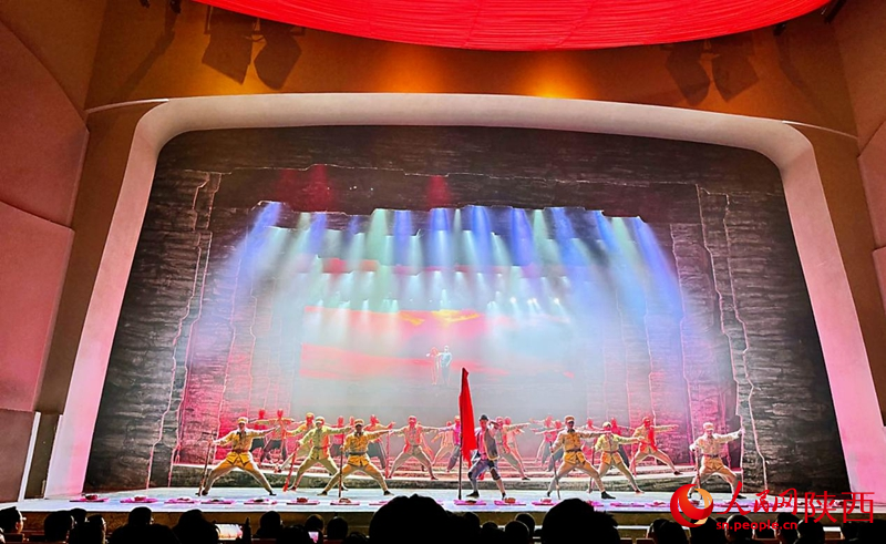 紅秀《延安延安》演出現(xiàn)場。人民網(wǎng)記者 賈凱璐攝 紅秀《延安延安》演出現(xiàn)場。人民網(wǎng)記者 賈凱璐攝