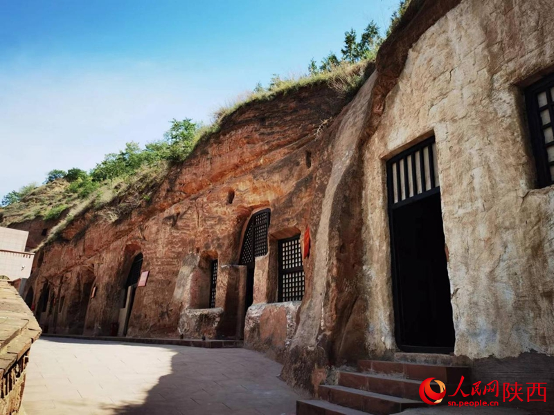 依山而鑿的一排窯洞質(zhì)樸滄桑。人民網(wǎng)記者 魯揚(yáng)攝 依山而鑿的一排窯洞質(zhì)樸滄桑。人民網(wǎng)記者 魯揚(yáng)攝