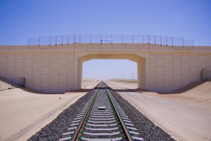 圖為項(xiàng)目鋪軌一景。中建中東供圖