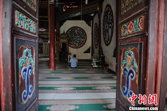 附近村民陸續(xù)前來(lái)拖姑清真寺做禮拜劉冉陽(yáng)攝