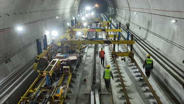 鋪軌作業(yè)現(xiàn)場。邢星攝