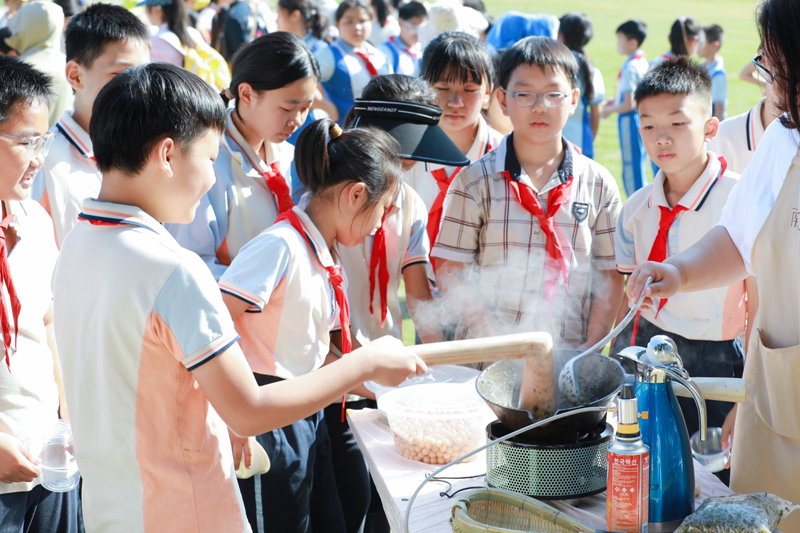 南寧市華西路小學(xué)開展秋季研學(xué)實踐活動，高年級學(xué)生體驗打油茶等非遺項目。南寧市華西路小學(xué)供圖