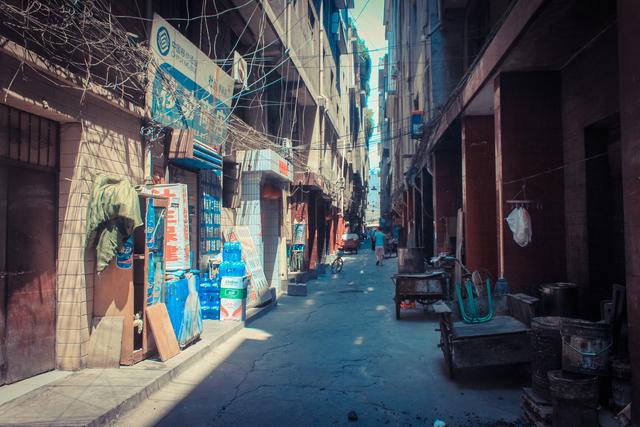 城市里的鄉(xiāng)村，西安西八里村紀實，小巷中這條標語，有些念不出口