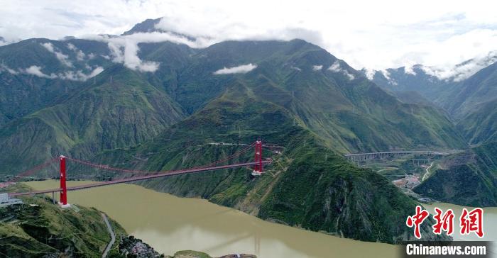 圖為雅康高速瀘定大渡河大橋?！⒅铱?攝