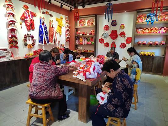 繡娘刺繡制作現(xiàn)場