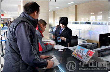 車輛管理所業(yè)務(wù)大廳秩序井然，工作人員接待熱情。(資料照片)