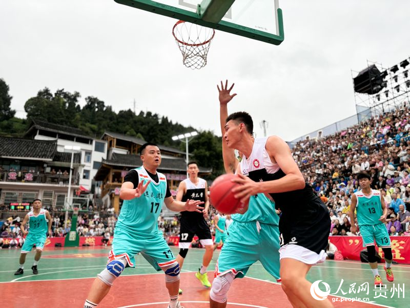 3-2貴州道真隊(duì)與河北寧晉隊(duì)在現(xiàn)場(chǎng)進(jìn)行激烈角逐。人民網(wǎng)記者 高華攝