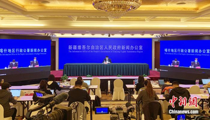 11月9日晚,新疆維吾爾自治區(qū)人民政府新聞辦公室召開第十場新聞發(fā)布會,通報新疆最新新冠肺炎疫情和疫情防控工作情況。 趙雅敏 攝 點擊進入下一頁