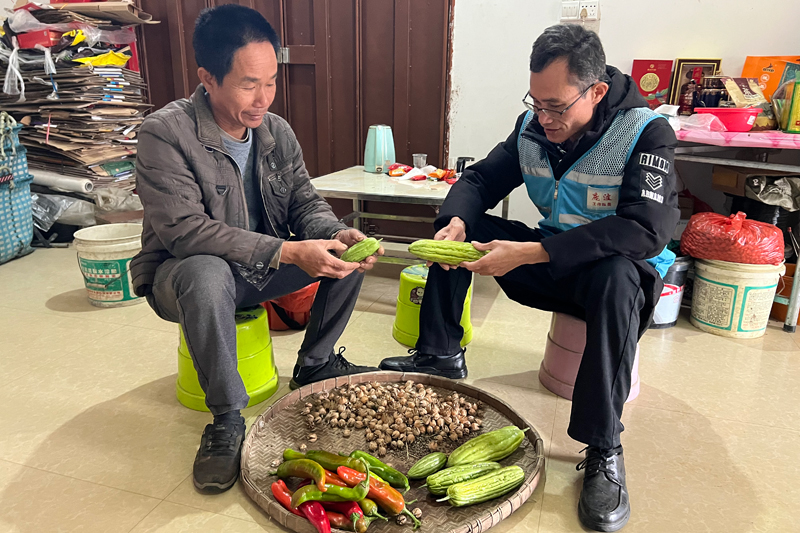 駐村隊員了解脫貧戶種植情況。曾麗元攝