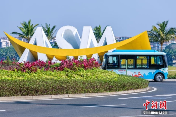 3月24日，一輛新能源穿梭巴士在“ASIA”標(biāo)識前經(jīng)過。博鰲亞洲論壇2025年年會將于3月25日至28日在海南博鰲舉行。目前，論壇年會各項工作已準(zhǔn)備就緒。<a target='_blank' href='/'>中新社</a>記者 駱云飛 攝