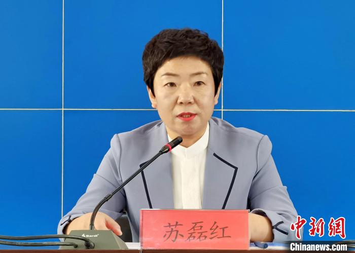 圖為青海省民政廳黨組成員、副廳長(zhǎng)蘇磊紅對(duì)《青海省關(guān)于改革完善社會(huì)救助制度的實(shí)施方案》進(jìn)行介紹。　祁增蓓 攝