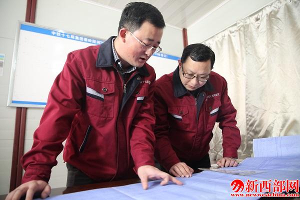 1、陳進明(右)和項目經理高曉雷正在查閱圖??JPG