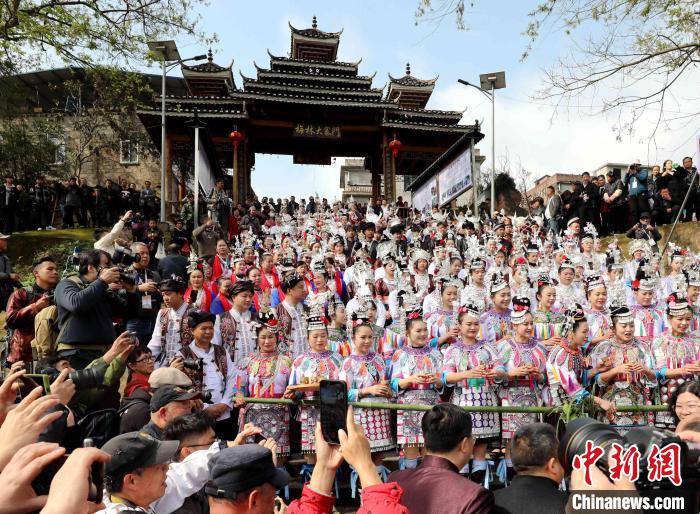 廣西三江侗族自治縣梅林鄉(xiāng)“二月二”侗族大歌節(jié)活動吸引游客前來體驗侗鄉(xiāng)風情。 龔普康 攝