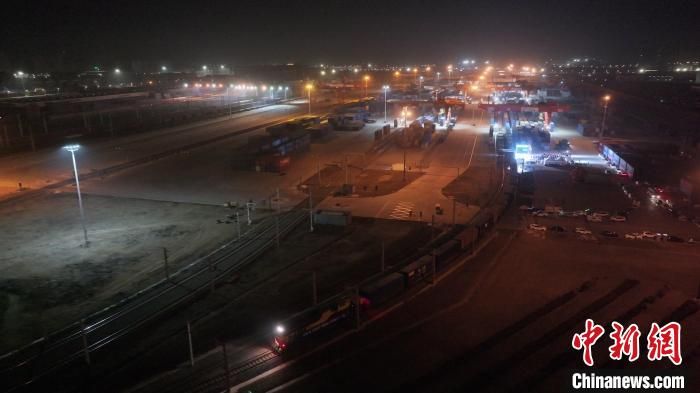 中歐班列(西安)新年首列暨西安—塔什干快速班列發(fā)車。西安浐灞國際港供圖